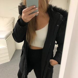 Jacka - Varm jacka från ONLY. Det är fake päls som går att ta av om man vill🤘🏽🥵😍