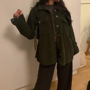 Grön Manchester jacka - Säljer denna gröna jätte fina jacka från pieces, knappt använd och köpte den för 600kr, säljer nu den för 200kr plus frakt 63kr 🤝💜🕺🏻