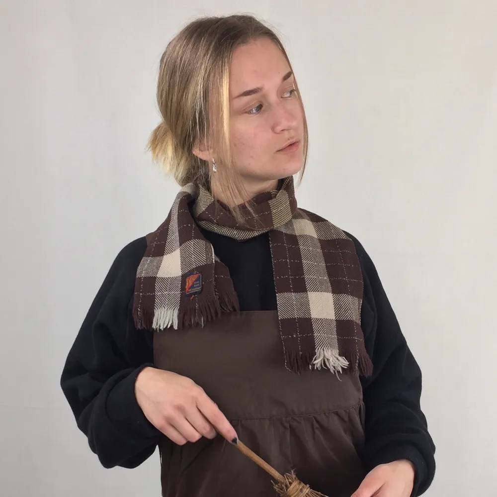 Dark and light shades of brown on this scarf in pure wool from Emendy. Made in Scotland. In good condition. Free shipping everywhere in Sweden. No return nor refund.  Length 117cm Width 26.5cm. Accessoarer.