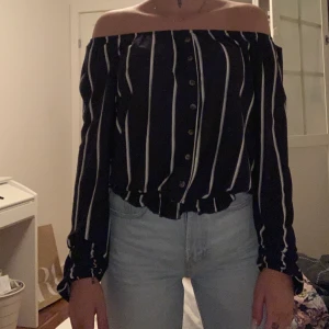 Offshoulder blus från hm i storlek M - Offshoulder blus från hm i storlek M