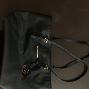 Michael kors väska  - Ny skick! Vill bli av med den snabbt 50kr! Möts i kista, tc. 