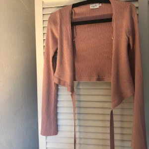 Tröja  - Skitsnygg knyttröja från nakd, aldrig använd 