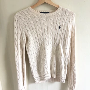 Ralph Lauren tröja strl. S - Kräm vit Ralph Lauren tröja i bra skick! Kan mötas upp i Kalmar, annars står köparen för frakten 🌻