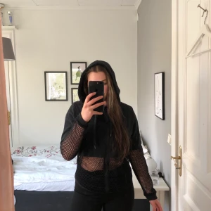 Hoodie storlek XS - Stor i storleken. Aldrig använd. 