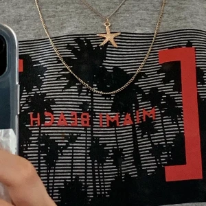 Guld halsband med sjöstjärna - Säljer detta jättefina handgjorda guldiga halsband med en sjöstjärna. Jag har gjort det själv. Köparen står för frakt!!!