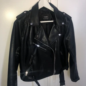 Skinnjacka - Skinnjacka ifrån PULL&BEAR i storlek XL. Den är liten i storlek. Jackan är i nyskick då den Max är använd 4 gånger. 