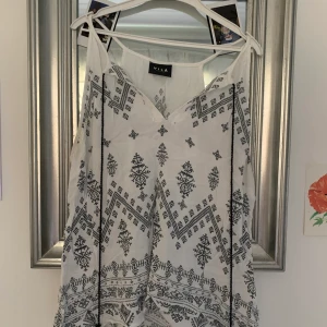 Linne - Fint linne i skönt material från Vila. Vitt lett coolt mönster. Svarta lång band med tofsar längst ner. God kvalitet. Skriv för fler bilder. Möts upp i Falun eller skickar om du betalar frakten✌🏻