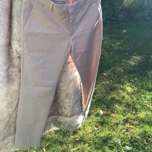 Kostymbyxa  - Byxor i nude. Storlek S 