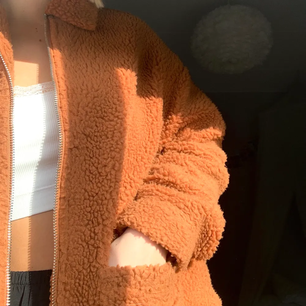 Superfin Teddy jacka i brun/orange färg🧡 Storlek 36/S men är oversized då jag i vanliga fall använder 38/M.🧡. Jackor.