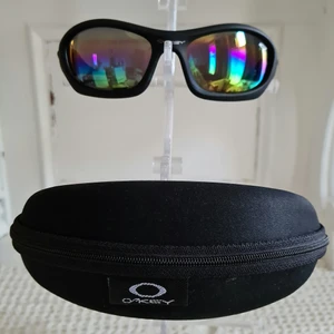 Oakly solglasögon med fodral - Klassiska fina med orginalfodral och allt!
