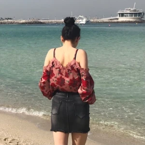 Supersnygg topp - Rosa topp med rosor och fluffiga ärmar. Fraktar. Köparen står för frakten. 