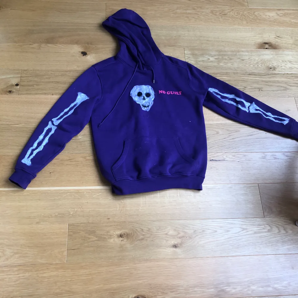 Trendig skeleton hoodie som trender i usa nu, textilfärg dvs ska inte få bort i tvätten, är mer lila i verkligheten💕. Hoodies.