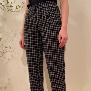 Monki byxa strl: 34 - Ett par rutiga tygbyxor från Monki. Är rakare i modellen och kortare i benen. Väldigt sköna! 64% polyester, 34% viskos