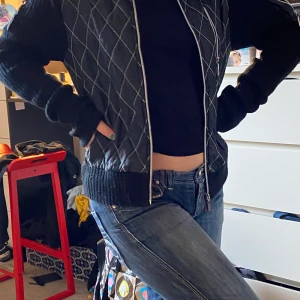 Svart jacka - En svart jacka med vita detaljer, stickade ärmar och krage, ingen luva. Kontakta mig för mer frågor eller bilder:) köpare står för frakt