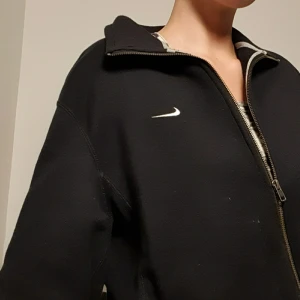 Nike zip sweatshirt  - Super mysig oversized nike sweatshirt🙉 Köpt på secondhand men är i bra skick.                                                   Checka gärna in vår profil💕stor utrensning 