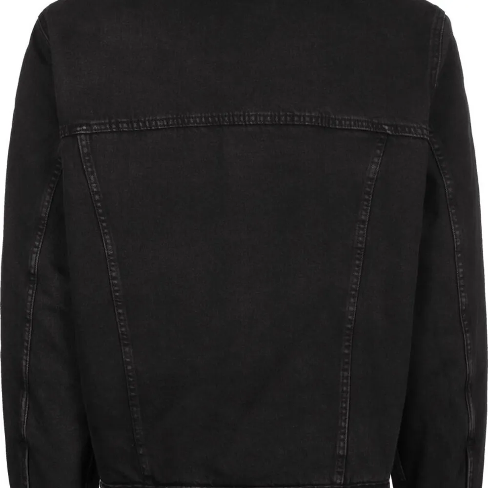 levis patch pocket sherpa trucker i storlek M felfritt skick knappt använd.. Jackor.