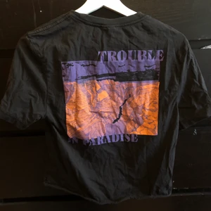 Svart T-shirt med orange lila motiv - Strl s/m