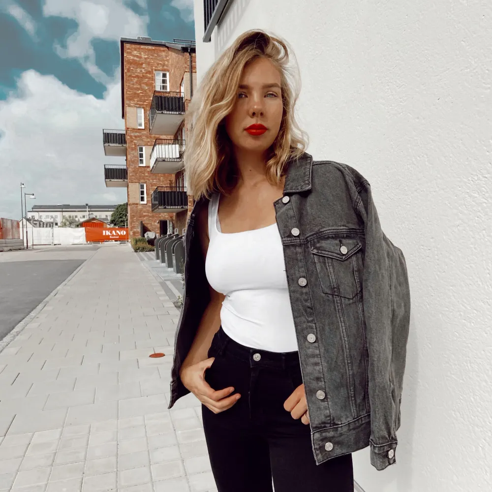 washed grey black denim jacket missguided helt ny only worn for photos. Jackor.