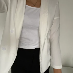 Vit kavaj  - En stilren och elegant vit kavaj från BooHoo, väldigt skönt material. Har aldrig använt den, storleken är XS/S. Aldrig använd!