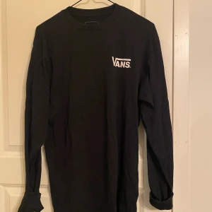 Vans t-shirt med tryck på ryggen  - Använd fåtal gånger. Skön å snygg. Köparen står för frakten