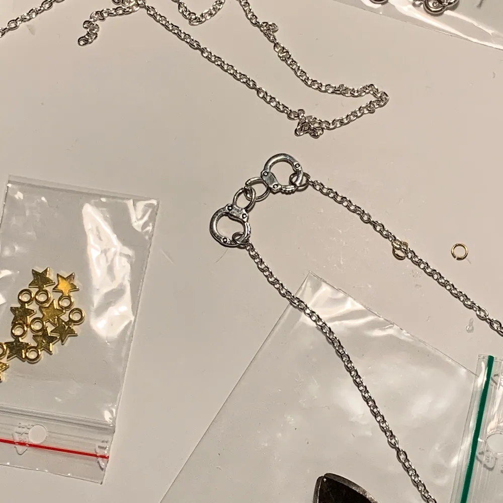 Supergulligt halsband, skriv för intresse. Finns fler i lager Mått: 51 cm. Pris: 79kr . Asusteet.