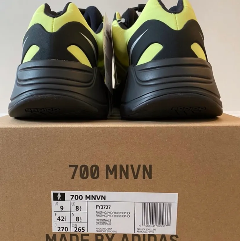 Säljer ett par nya yeezy 700 mnvn phosphor. 10/10 skick. . Skor.