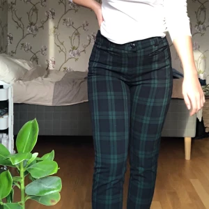 Rutiga kostymbyxor Mango - Superfina grön-blå-rutiga kostymbyxor från Mango. Knappt använda då jag insåg att de satt lite tajtare än jag hade hoppats på och därför inte använda särskilt mycket. Bra skick. Sjukt snygga till hösten!!