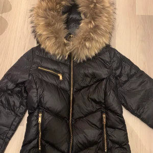 Hollies jacka - Jag säljer min Nathalie black/nature jacka från Hollies för att jag inte har någon användning för det. Har endast använt den under en vinter så den är i bra skick. Säljer den för 2500 men priset kan diskuteras vid snabb affär.  (nypriset var 3.998kr) Jag kan skicka bild på hur den sitter på ifall någon är intresserad. Köparen står för frakt. 