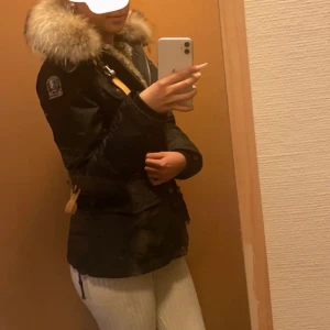 Parajumper jacka - Storlek S, inga hål eller liknade, äkta jacka, man får med extra logo man kan byta till själva jackan. Kom inte med några skambud då jackan är köpt för 10.000kr, däremot kan alltid rimliga priset diskuteras vid snabbt köp. Jackan ligger ute på flera sidor. Äkta pälskrage.