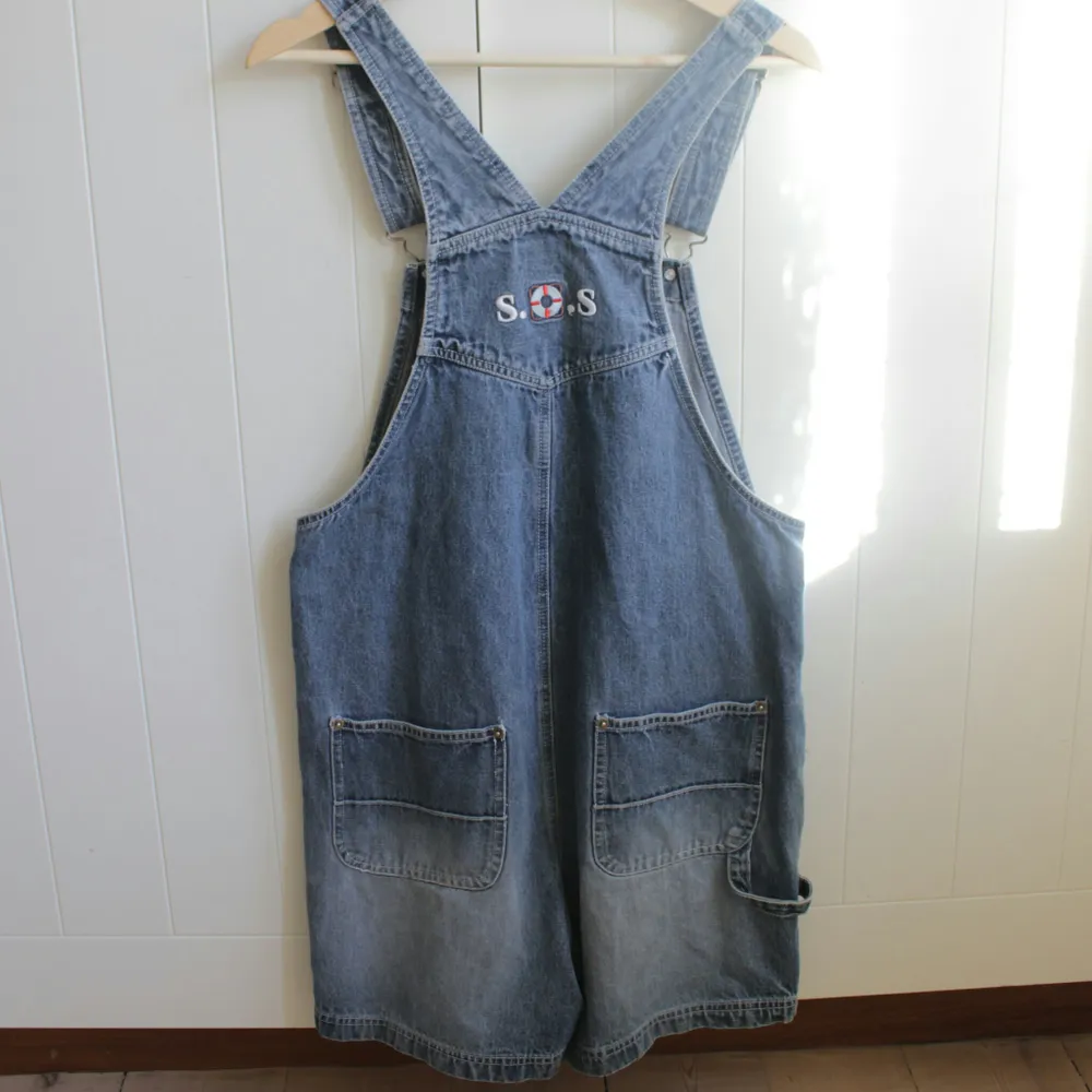 Lovely dungarees with SOS detail in the back! ❤ adjustable straps & big pockets. Let me know if you have questions! Bought for quite expensive in a vintage shop, thus the price.. Övrigt.