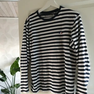 Randig Tröja Homebound - Hej säljer en marinblå randig tröja som jag köpt på secondhand 💙😌 storlek M men sitter lite pösigt på mig som har S/M, mysig och fortfarande i fint skick. Frakt tillkommer!🌸