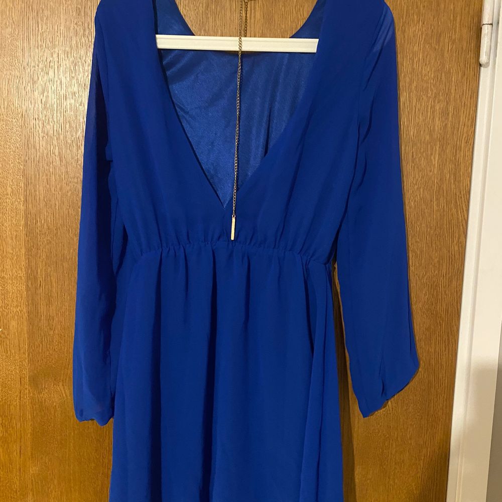 En blå klänning i bra skick, storlek 36 vill sälja den för 80 kr . Klänningar.