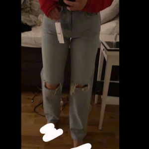 90s high waist jeans - säljer nu mina gina jeans i storlek 38, säljer pågrund av att jag köpte mindre storlek. Använda Max 2 ggr. (Köparen står för frakt!!) vill bara få demhär sålda då jag har två par av dem just nu så kan sänka pris