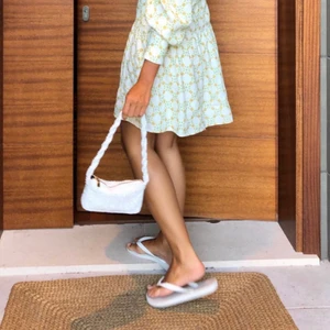 Zara baguette väska - Världens finaste väska från Zara! Glittrar och är gjord av små pärlor. Nypris 399:- Säljer pga platsbrist i garderoben. Startbud ligger på 250 🤍