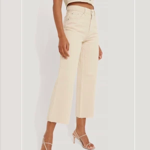 Beige vida jeans - Säljer dessa fantastiskt sköna och snygga jeansen från Na-kd. Säljer pga att jag har för mkt jeans. Använd 1 gång💖 Priset är inklusive frakt🥰