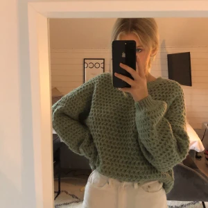 Grön stickad tröja - Så så fin, helt oanvänd tröja! Passar till allt o perfekt till hösten. Nypris 400, mitt pris 180 🌸🍂