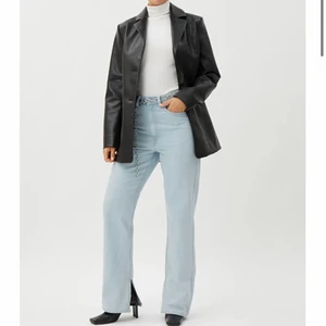 Weekady jeans med slit - Super fina jeans från weekday med slits där nere!!Köpt för 500 kr i i storlek 27💕 nästan helt oanvända!