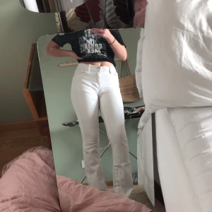 Ett par vanliga low waisted vita jeans från Cubus tror jag  - Mycket bra Skick, använda 2-3 ggr, köpta för 300 tror, säljer för 50! Säljer pågående inte riktigt min stil.