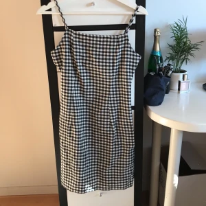 Rutig tight oanvänd klänning - Superfin oanvänd svart och vitrandig tight klänning från shein storlek S. Helt ny, sitter tight mot kroppen och är jätteskön. Finns en dragkedja på sidan. Frakt tillkommer💕