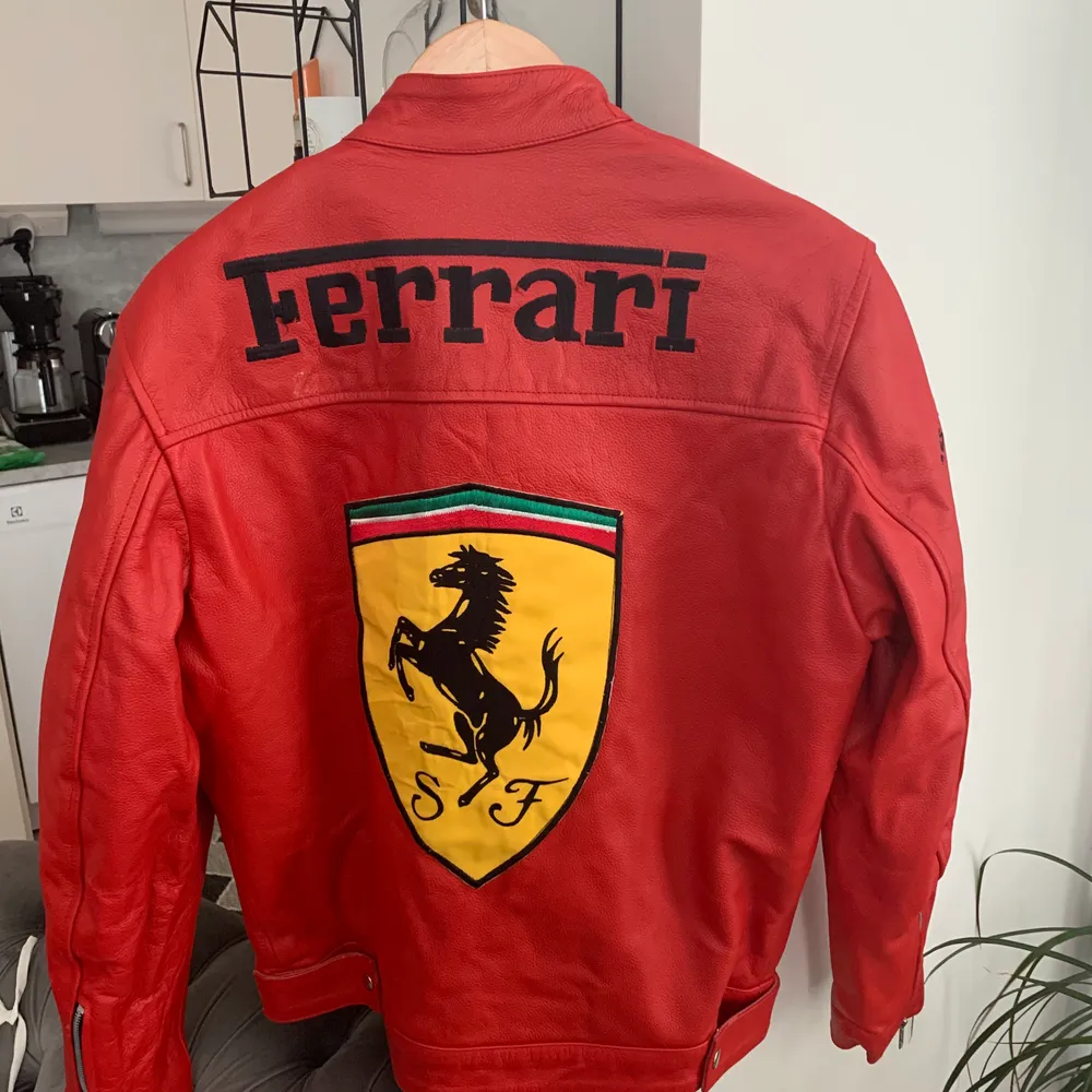 Michael Schumachers jacka från 2002. Den är äkta och köpt i Tyskland. Michael Schumacher har vunnit world champion 5 gånger och är den mest framgångsrika F1 racerförare. Jackan är i storlek S men kan passa någon med M, i man storlek. Det finns lite skador då den har varit använd (kolla bild 3). Det står även Ferrari på ryggen och dens logo. Säljer då den inte kommer till användning.. Jackor.