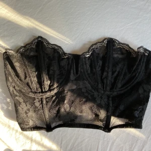 Korsett från Victoria’s Secret - Storlek 34C (75C), går att reglera där bak. Är alldeles för liten på mig haha vilket är varför jag säljer:) Aldrig använd men har legat i garderoben några år💘❤️