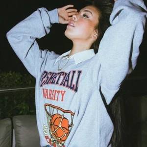 Grey oversized sweatshirt! Jättemysig och skön och oanvänd!  - Jättemysig och skön och oanvänd! Jättefin grå färg! Go Phillly! bud i kommentarna!❤️💕eller skicka till mig💕💕💕💕 man står för frakten! Bilden är från Cynthia Paker!💕