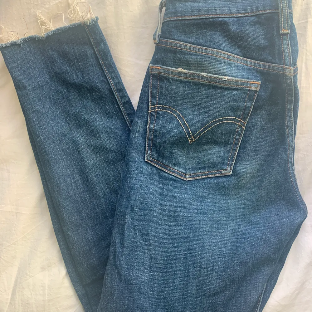 Levis jeans köpta på forever 21 i New York i en dunder fin mörkblå färg med diskreta slitningar på framsidan. De är 501 skinny modellen i W24 L30 skulle säga att dem passar er som vanligtvis har S. Köparen står för frakt. Pris kan diskuteras🥰  . Jeans & Byxor.