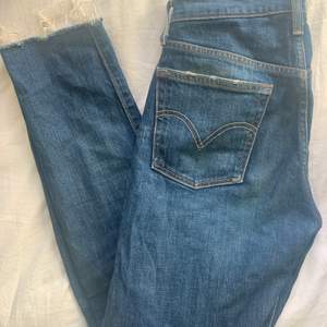 Levis jeans köpta på forever 21 i New York i en dunder fin mörkblå färg med diskreta slitningar på framsidan. De är 501 skinny modellen i W24 L30 skulle säga att dem passar er som vanligtvis har S. Köparen står för frakt. Pris kan diskuteras🥰  