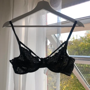 Bralette - Skitnsygg svart bralette som blivit för liten :( Passar stor A-kupa och B-kupa. 50kr + frakt 