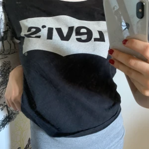 Levis t-shirt  - Svart/ vit t-shirt från Levis. Knappt använd😍