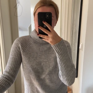 Stickad tröja  - En superfin grå ribbstickad tröja ifrån Mango. Köpt 2019, säljer då jag knappt fått användning för den. 
