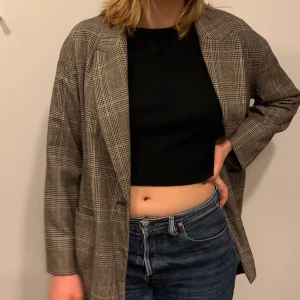 Kavaj - Skitsnnygg kacaj köpt på zara för 600kr passar som oversized men även större storlekar. Möta upp i stockholm eller leverans då du står för frakten :)