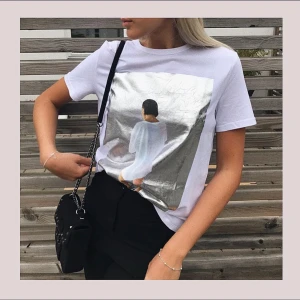 T-shirt med tryck från Zara - Snygg T-shirt med skimrigt tryck från Zara. Storlek S men lite oversized. Endast använd en gång. 