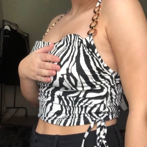 90 tals inspirerad topp!  - Asball topp som aldrig kommit till användning då den är lite för liten🤎 köparen står för frakt, står M men mer som en S